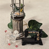 miniature-dukkehus-interioer-sort-symaskine-metal-fuglebur-papegoeje-soelvfarvet-piedestal-klar-puddel-roede-poter-vintage-leget